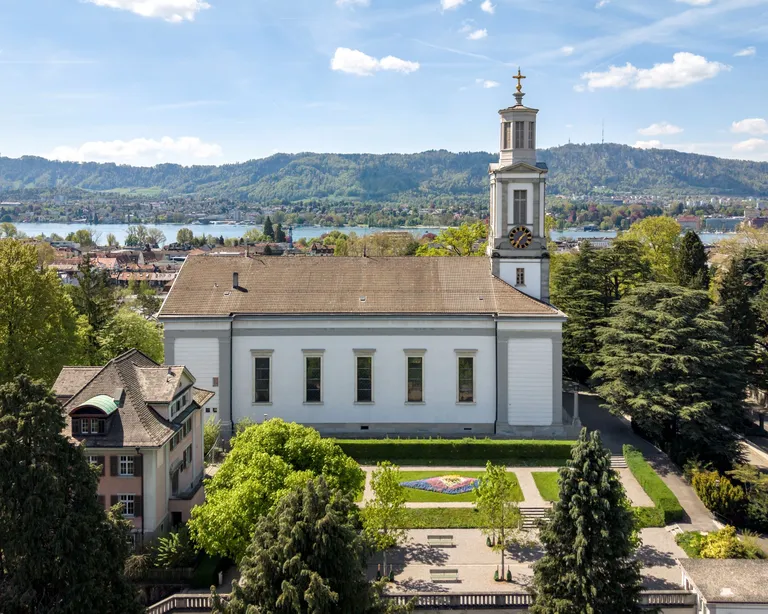 Seitenansicht der Kirche Neumünster