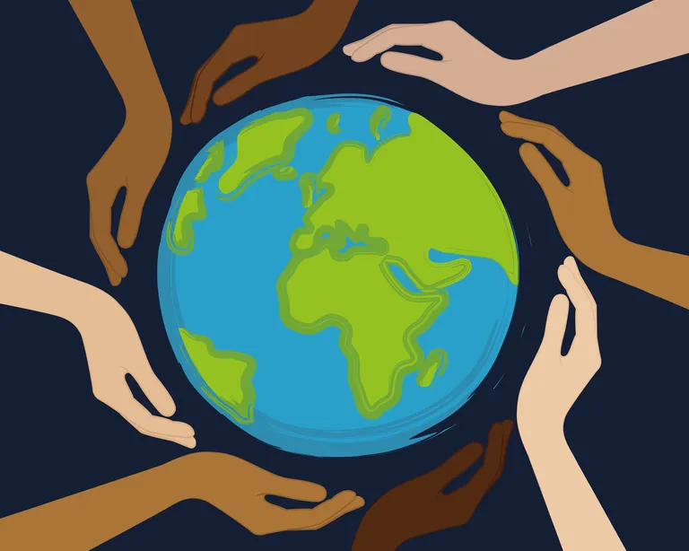 Mehrere unterschiedlich farbige Hände halten gemeinsam einen Globus, der Afrika und Europa zeigt.