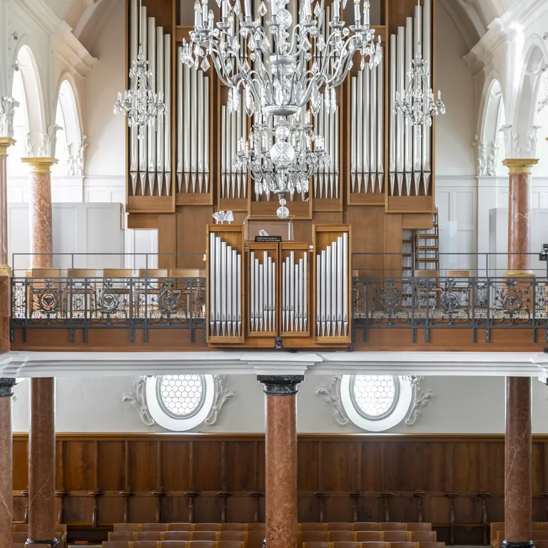Entdecken Sie die Orgel der Stadtkirche St. Peter in Zürich – eine Universal-Orgel mit 52 Registern und einer bewegten Geschichte seit 1871.