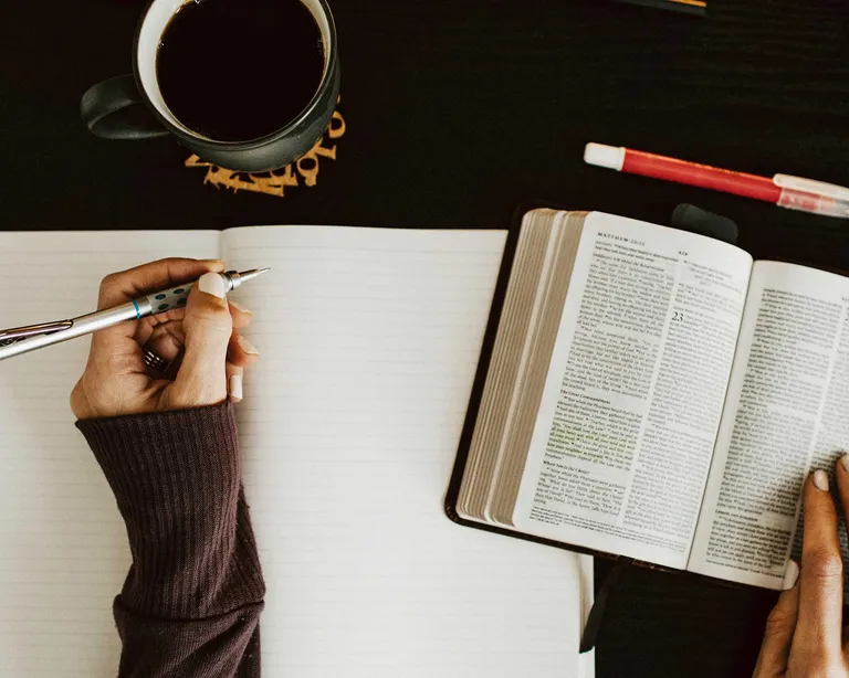 Bibel-lesen_unsplash_kelly-sikkema-_orig