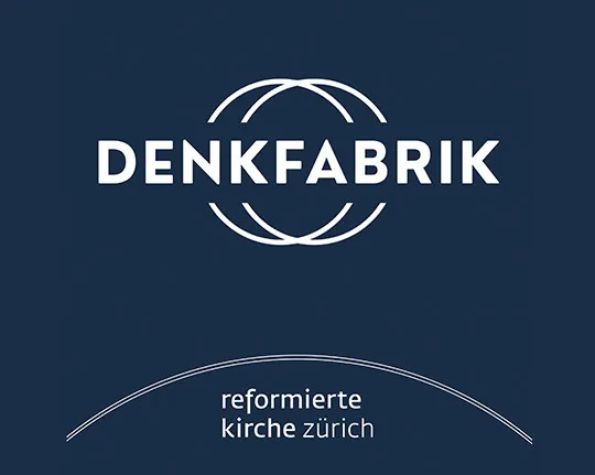 Weisser Schriftzug «DENKFABRIK» mit Linien auf dunkelblauem Hintergrund, darunter «reformierte kirche zürich».