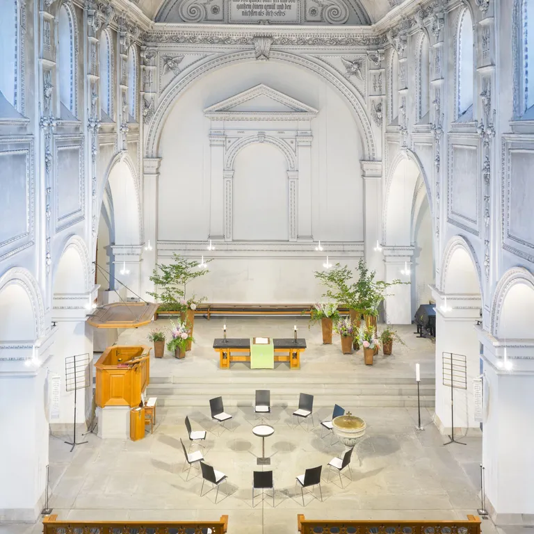 Ein Prediger steht auf der Kanzel einer Kirche, während die Gemeinde in den Bänken zuhört.