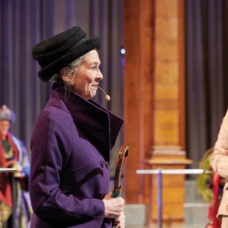 In einem Kurs bei Gisela Matthiae (links) lernte die Pfarrerin Cornelia Camichel (rechts) neue Perspektiven auf Glaube und Humor.