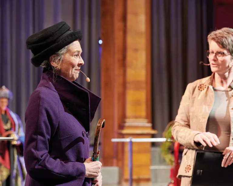 In einem Kurs bei Gisela Matthiae (links) lernte die Pfarrerin Cornelia Camichel (rechts) neue Perspektiven auf Glaube und Humor.
