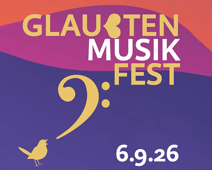 Gelber Schriftzug «Glaubten Musik Fest», Notenschlüssel, gelber Vogel, Datum 6.9.26, bunter Hintergrund in Rot, Lila und Blau.