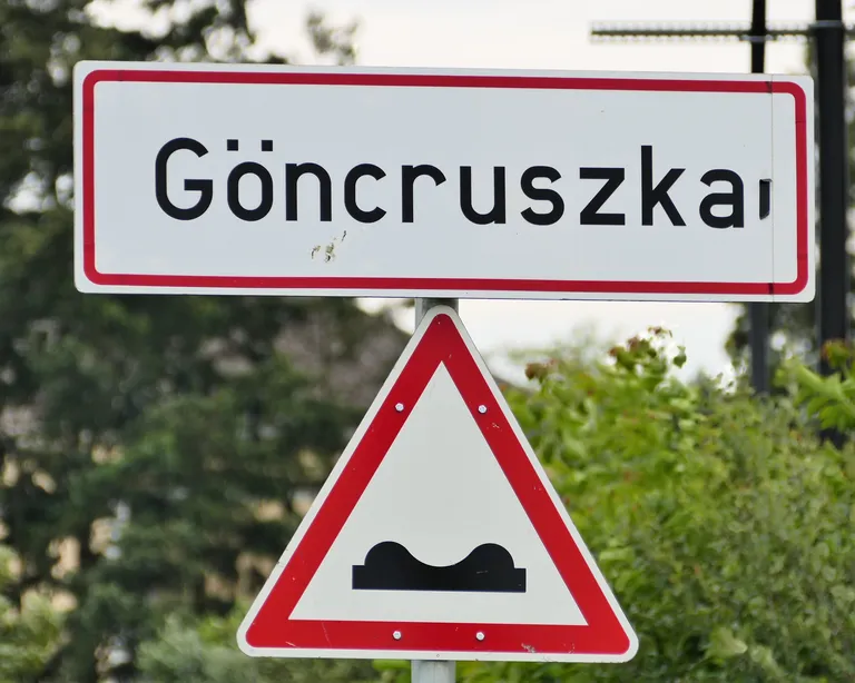 Göncruszka-Ortsschild