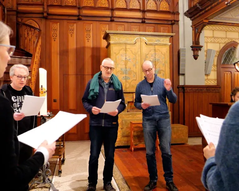 Der angehende Sozialdiakon Jann Knaus (53) leitet das Singprojekt «Vierstimmig» in ehrenamtlicher Tätigkeit.
