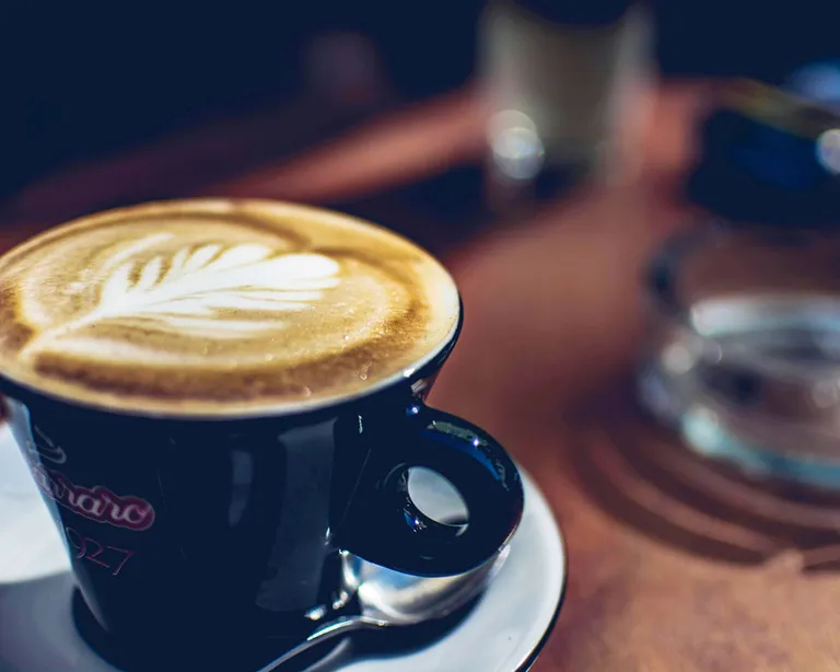 Kaffee-trinken-pexels-lilartsy-1132586