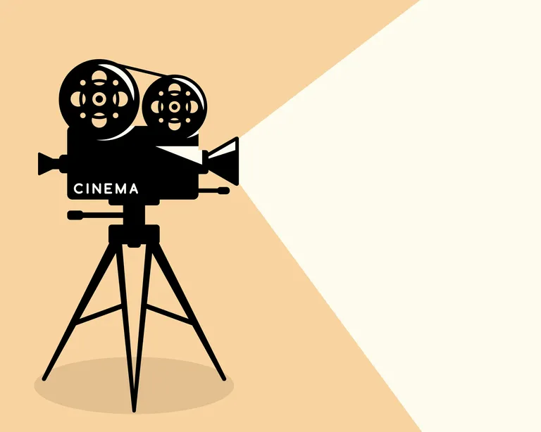 Eine klassische Filmkamera projiziert Licht auf eine hell beleuchtete Fläche, im Hintergrund beige und weiss.