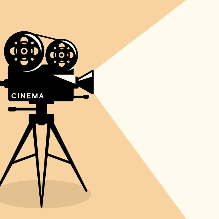 Eine klassische Filmkamera projiziert Licht auf eine hell beleuchtete Fläche, im Hintergrund beige und weiss.