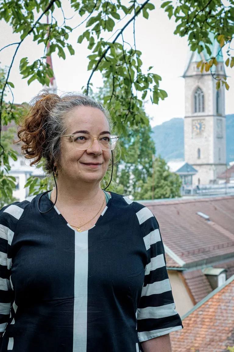 Pfarrerin Kathrin Rehmat steht vor der Predigerkirche