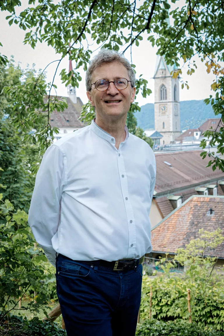 Katholischer Theologe Franz-Xaver Hiestand SJ steht vor der Predigerkirche
