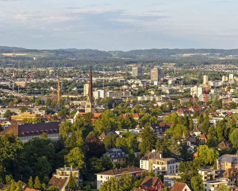 Luftbild mit Blick über Oerlikon, Schwamendingen und Saatlen - den Kirchenkreis zwölf
