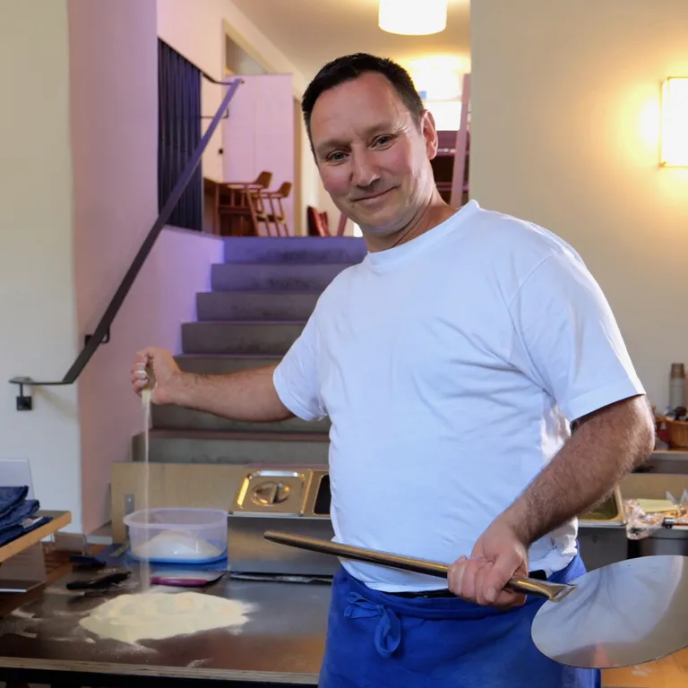 Michael Wirz backt jeden Dienstagmittag Pizza im Kulturhaus Helferei.