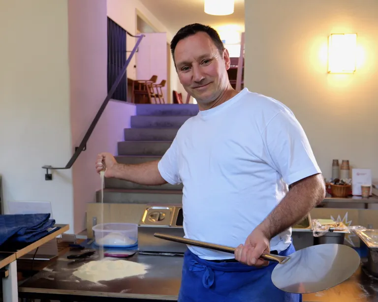 Michael Wirz backt jeden Dienstagmittag Pizza im Kulturhaus Helferei.