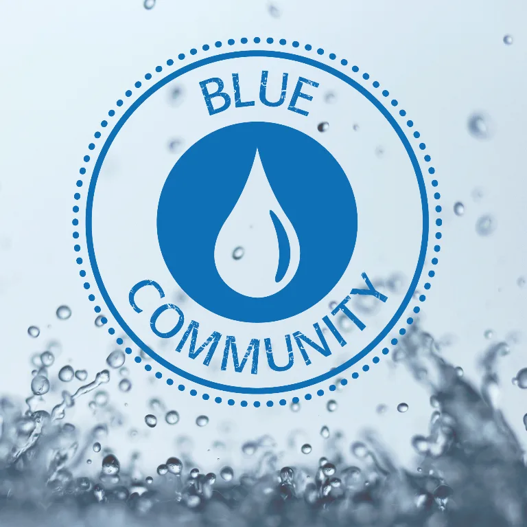 Blaues Logo mit Wassertröpfchen und Text «Blue Community», im Hintergrund spritzendes Wasser.