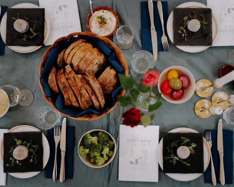Die reich gedeckte Tafel am «AbendXAnders» lädt zum Geniessen ein.