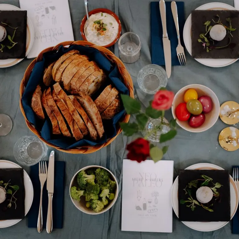Die reich gedeckte Tafel am «AbendXAnders» lädt zum Geniessen ein.