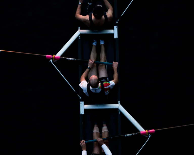 Rudern im Team Josh Clabrese unsplash