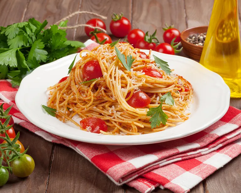 Teller mit Spaghetti mit Tomatensauce, Petersilie und geriebenem Käse. So könnte die Portion aussschauen am Spgahettiplausch in Oberengstringen.