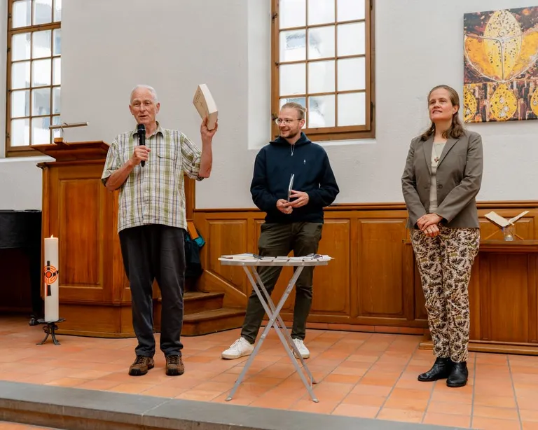 Karl Flückiger, Aktivmitglied des Stadtklosters, stellt mit den Koautoren Tobias Adam und Janique Behman das Buch «himmelweit geerdet» vor.