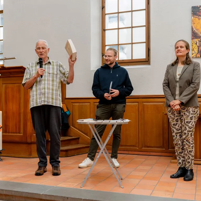 Karl Flückiger, Aktivmitglied des Stadtklosters, stellt mit den Koautoren Tobias Adam und Janique Behman das Buch «himmelweit geerdet» vor.