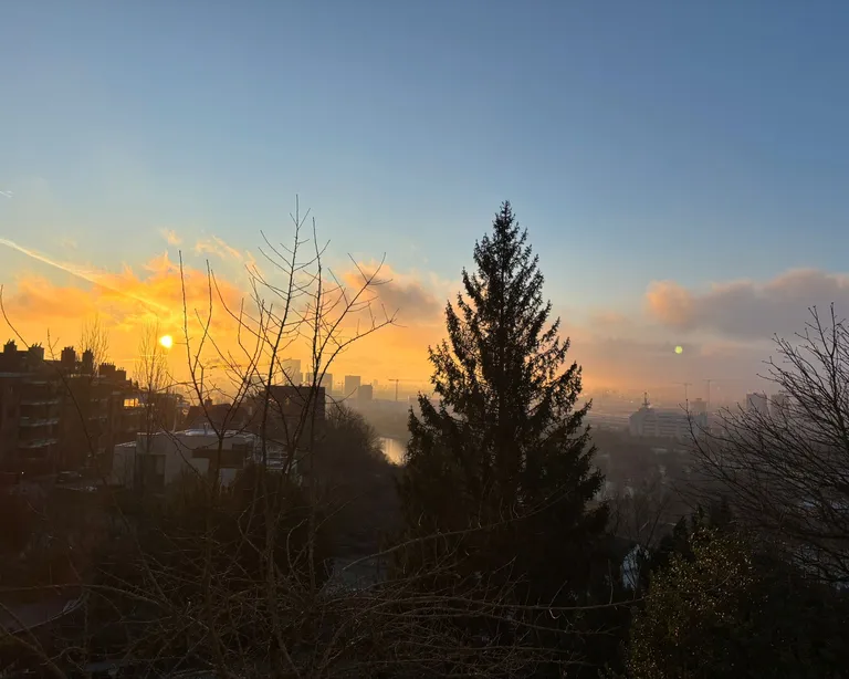 Vier junge Menschen nach dem Spirit Gottesdienst in Winterkleidung und Mützen posieren lächelnd und machen Handzeichen für die Kamera.