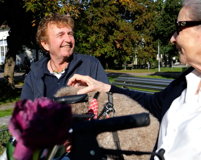 Thomas Gut (62), Sozialdiakon und sein Vierbeiner Jivino.
