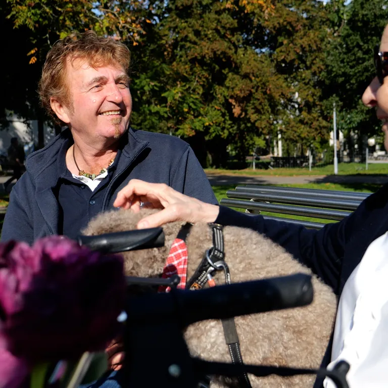 Thomas Gut (62), Sozial­diakon und sein Vier­beiner Jivino.