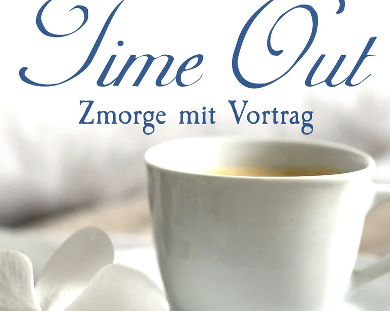 Weiße Kaffeetasse auf Untertasse neben einer weissen Orchidee, darüber der Text «Time Out – Zmorge mit Vortrag».