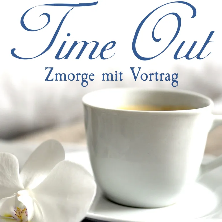 Weisse Kaffeetasse auf Untertasse, daneben eine weisse Orchidee. Text: «Time Out – Zmorge mit Vortrag».