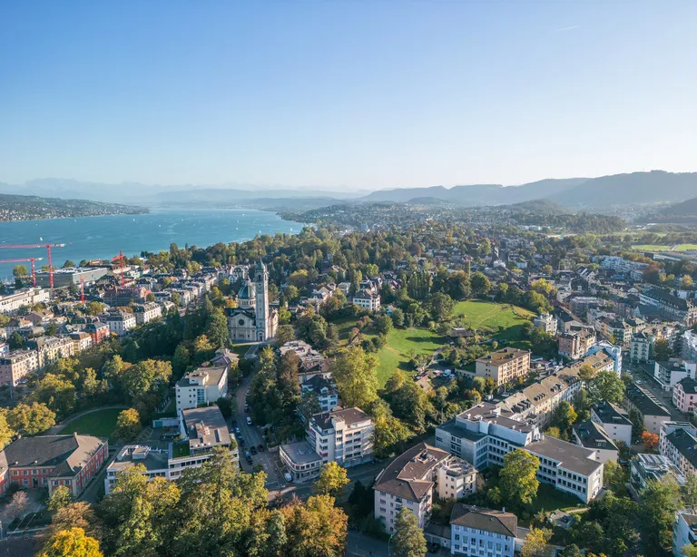 Drohnenaufnahme Kirchenkreis zwei mit Kirche Enge