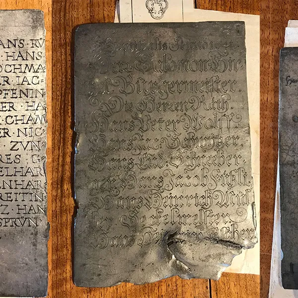 Diese faszinierenden Bleiplatten aus der Turmkugel von St. Peter liegen heute im Archiv der Pfarrgemeinde