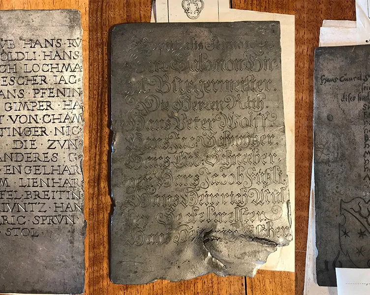 Diese faszinierenden Bleiplatten aus der Turmkugel von St. Peter liegen heute im Archiv der Pfarrgemeinde