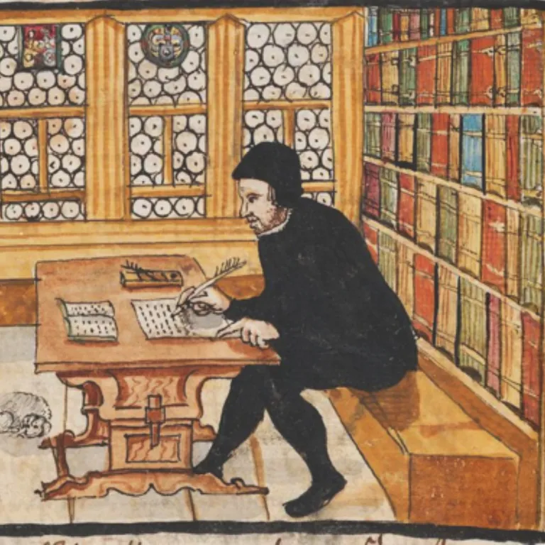 Reformator Zwingli sitzt an einem Schreibtisch in einer mittelalterlichen Schreibstube und schreibt mit einer Feder, umgeben von Büchern und Fenstern.