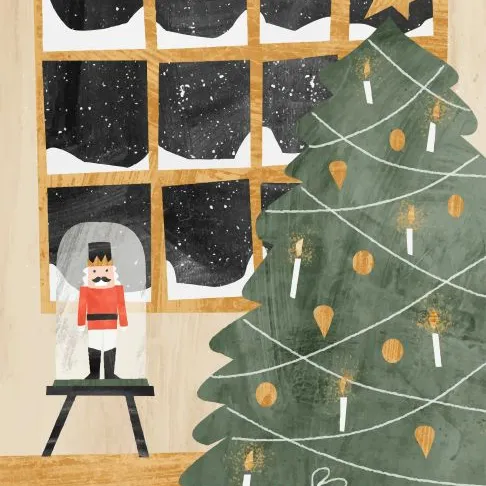 Ein geschmückter Weihnachtsbaum steht neben einem Fenster, Spielzeug und Geschenke liegen auf dem Holzboden.