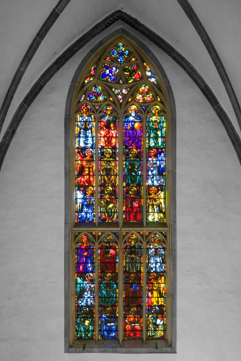 Buntes Kirchenfenster mit Figuren aus dem kirchlichen Kontext von Augusto Giacometti