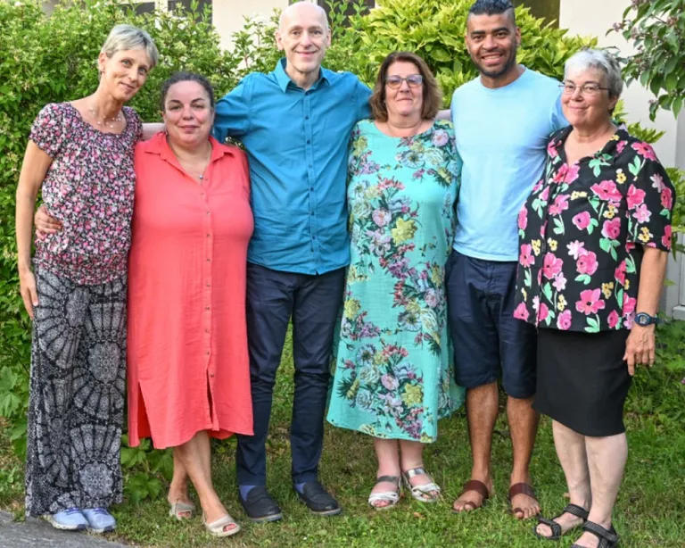 Auf dem Bild von links nach rechts: Krisztina Szarka, Manuela Kiray, Daniel Lienhard, Dora Battistella, Benny Adalberto Rosario Luciano, Doris Bättig