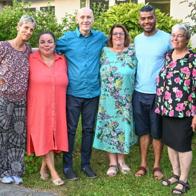 Auf dem Bild von links nach rechts: Krisztina Szarka, Manuela Kiray, Daniel Lienhard, Dora Battistella, Benny Adalberto Rosario Luciano, Doris Bättig