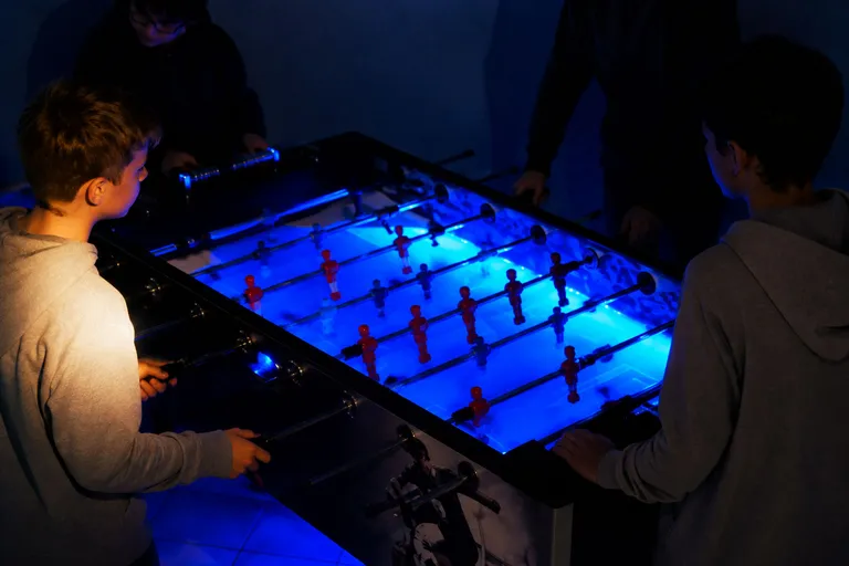 ping-pong-spielen-im-Jugendraum-open-Ai