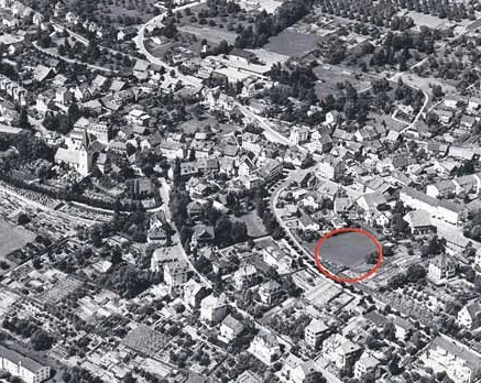 Schwarzweiss-Luftaufnahme des Wohnquartiers Höngg, das Areal des Kirchgemeindehaus ist in der Mitte rot markiert.